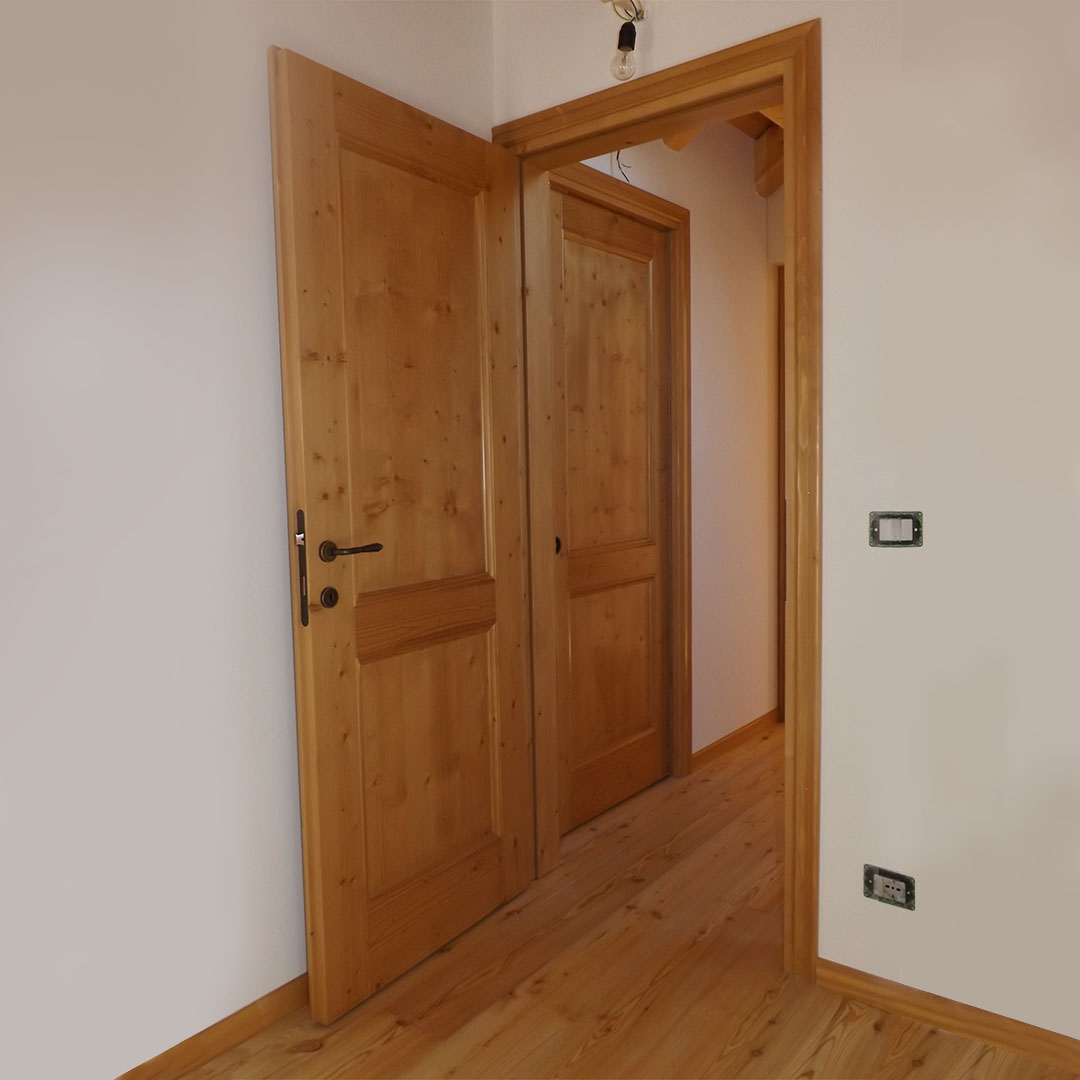 porta interna in legno chiaro